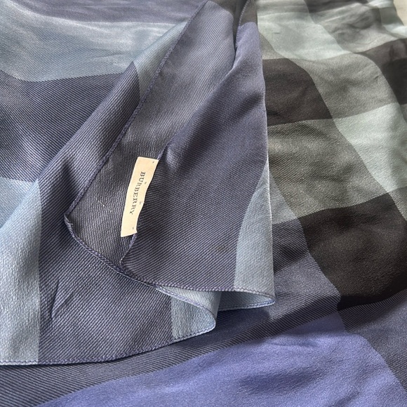 Burberry Scarf. - Picture 1 of 5